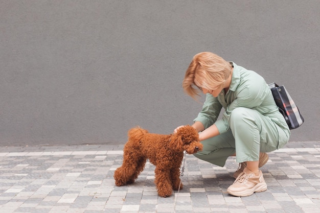 Jovem brinca com cachorro na rua