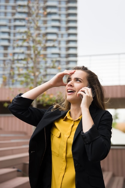 Jovem, businesswman, usando, telefone móvel, ao ar livre