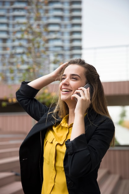 Jovem, businesswman, usando, telefone móvel, ao ar livre