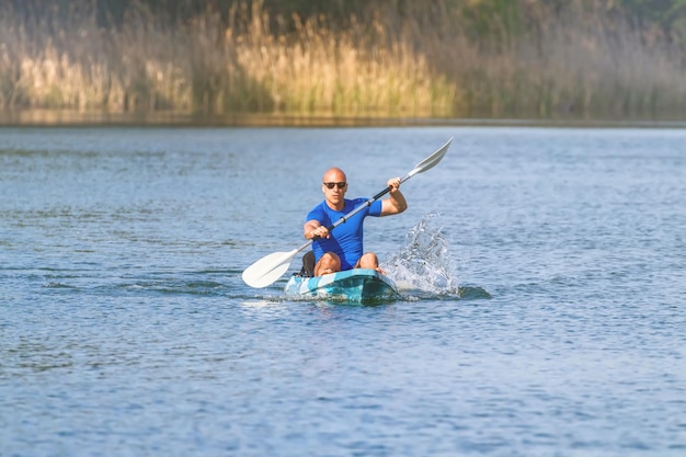 Jovem, caiaque no lago. lake kayaking.