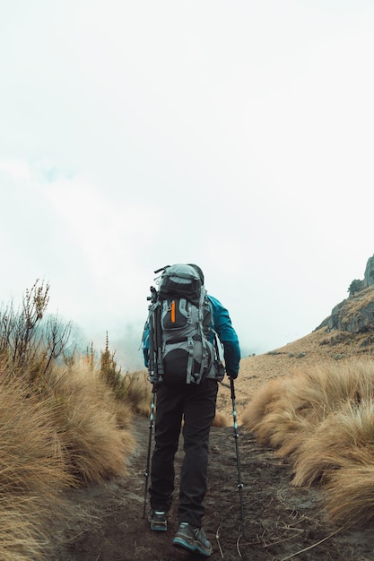 Jovem caminhando na montanha