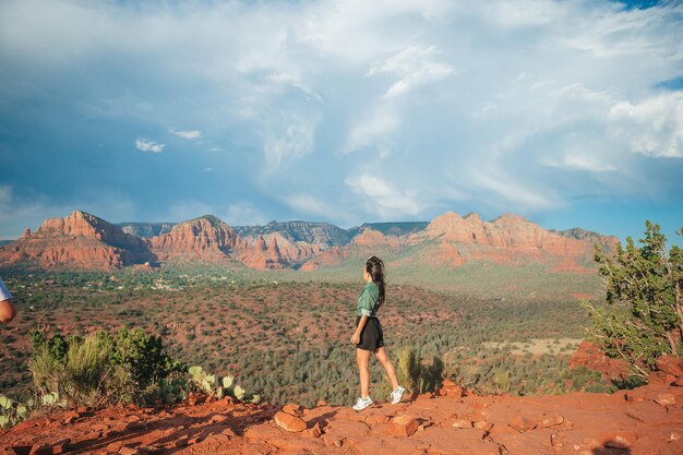 Jovem caminhante na borda de um penhasco em Cathedral Rock, em Sedona, Arizona.