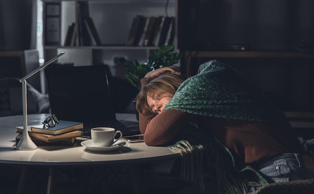 Jovem cansada no trabalho quer dormir tarde da noite