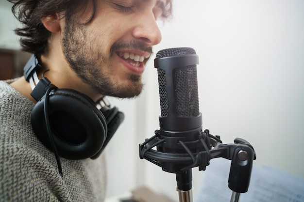 Jovem cantando e sentindo a música concentrada