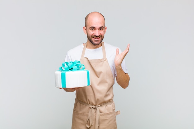 Jovem careca sentindo-se feliz, surpreso e alegre, sorrindo com atitude positiva, percebendo uma solução ou ideia