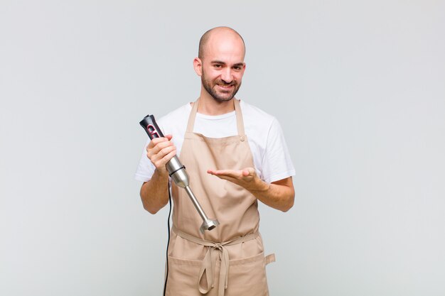 Jovem careca sorrindo alegremente, sentindo-se feliz