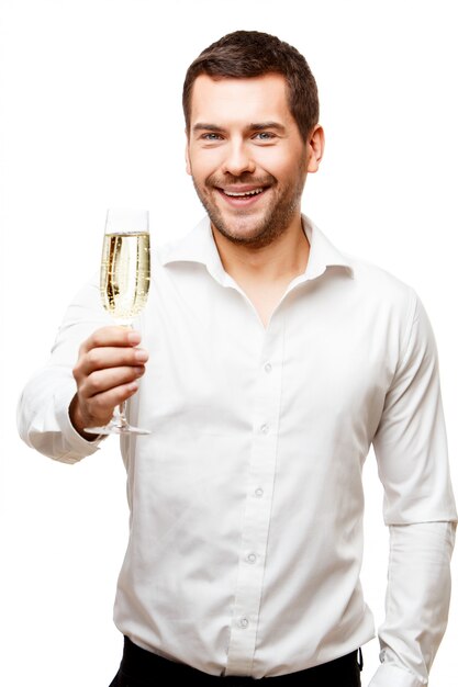 Foto jovem carregando copo de champanhe