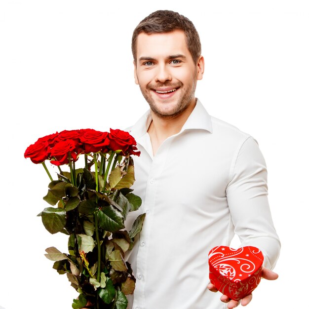 Jovem, carregando flores e caixa em forma de coração