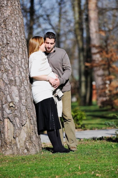 jovem casada feliz casal de família ao ar livre na natureza se divertir e esperar bebê e representando jovem crescimento da família e conceito de gravidez