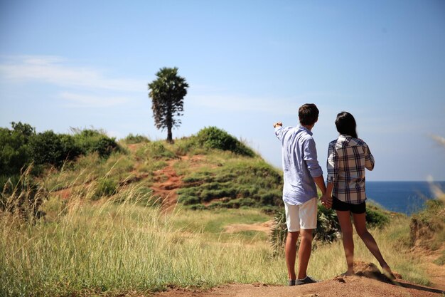 Jovem casal à beira-mar