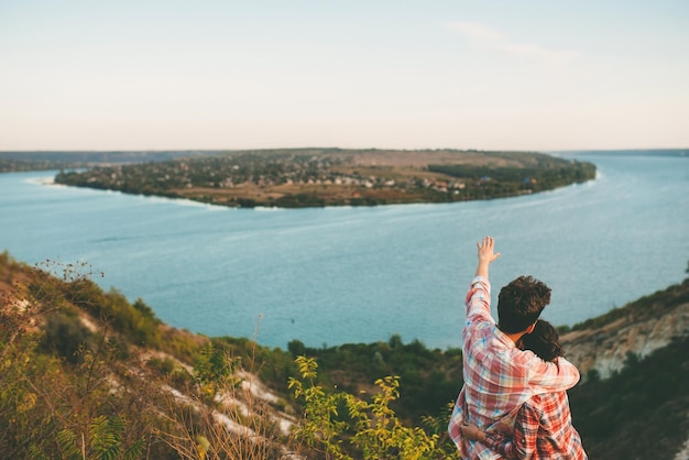 Foto jovem casal abraçando na natureza vista traseira