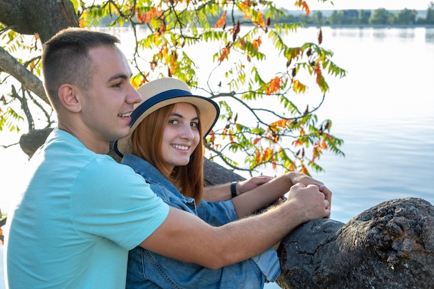 Jovem casal adolescente ao ar livre