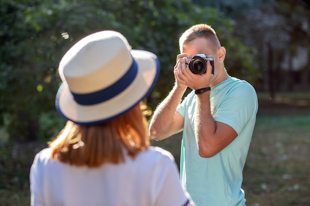 Jovem casal adolescente tirando fotos