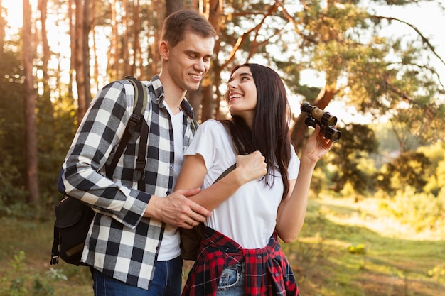 Foto jovem casal adorável curtindo a natureza