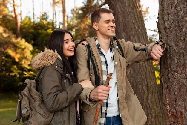 Jovem casal adorável curtindo um passeio na natureza