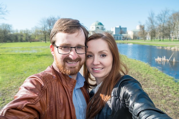 Jovem casal adorável fazendo selfie em dia ensolarado de primavera
