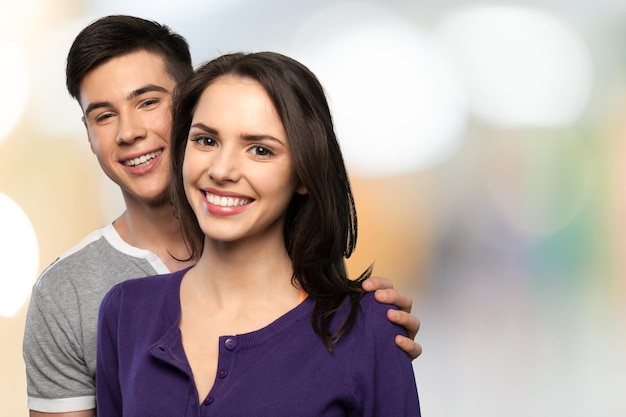 Jovem casal adorável sorrindo para a câmera