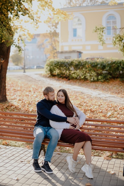 Jovem casal adulto apaixonado no outono Park