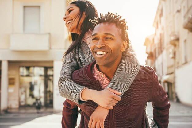 Jovem casal africano se divertindo andando pela cidade Concentre-se no rosto do homem