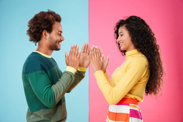 Foto jovem casal afro-americano brincando de bolo de hambúrguer