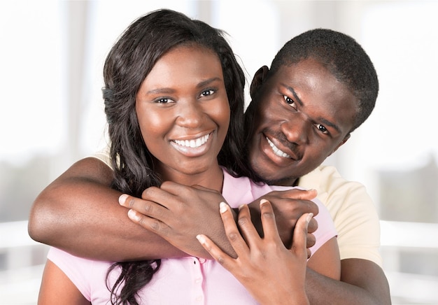 Jovem casal afro-americano em fundo desfocado