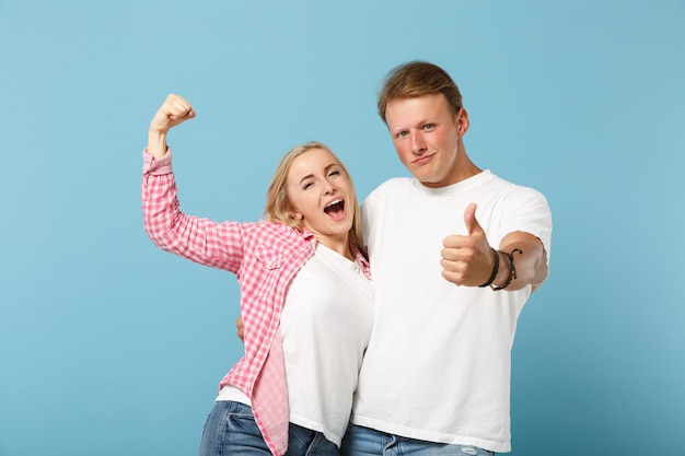 Jovem casal alegre amigo homem e mulher em camisetas brancas vazias em branco