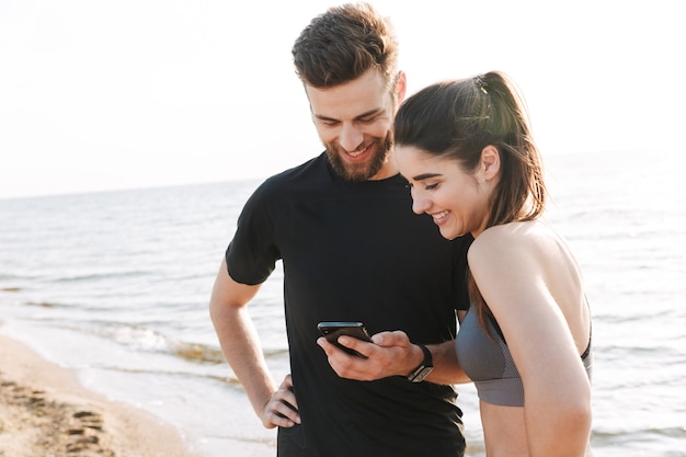 Jovem casal alegre de esportes conversando