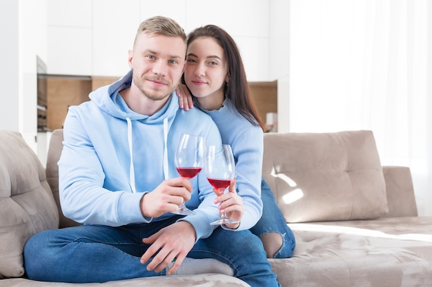 Jovem casal alegre e feliz conversando online pela webcam remotamente com amigos ou família,