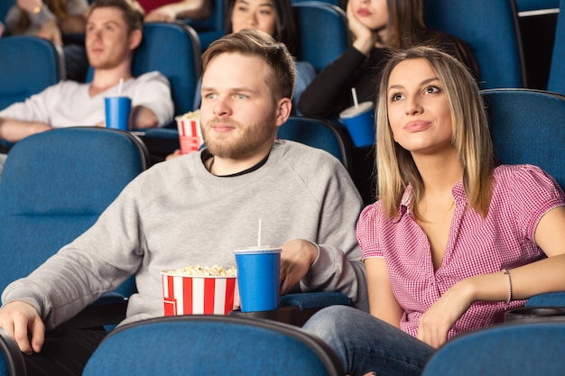 jovem casal alegre no cinema