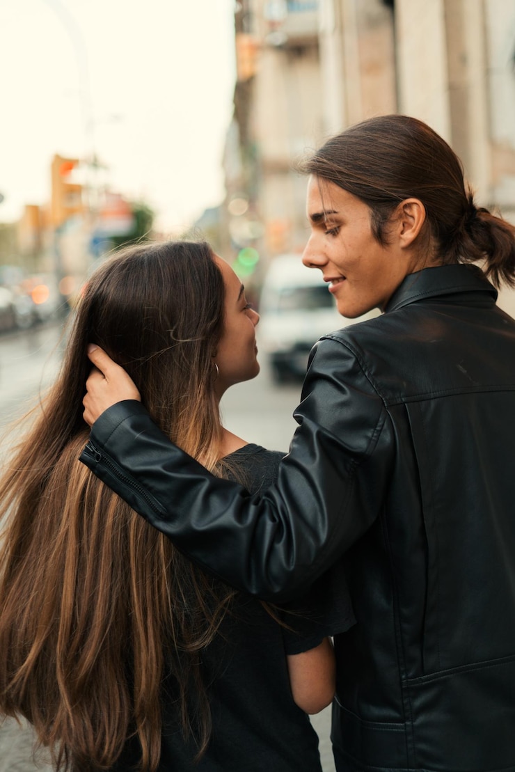 Foto jovem casal andando lá fora em uma cidade
