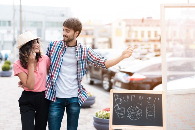 Jovem casal andando para caminhão de comida na rua.