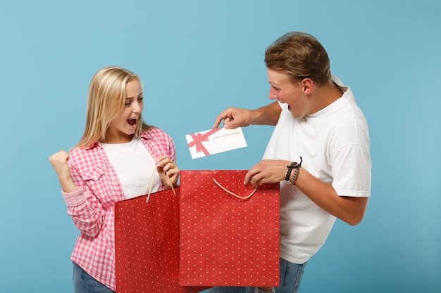 Jovem casal animado dois amigos, cara e mulher em camisetas brancas rosa posando