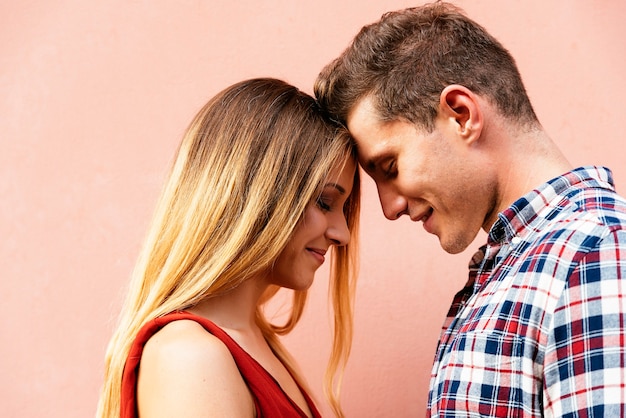 Jovem casal apaixonado, abraçando-se na rua. conceito de amor jovem.