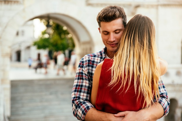 Jovem casal apaixonado, abraçando-se na rua. Conceito de amor jovem.