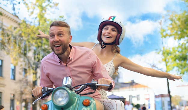 Jovem casal apaixonado andando de moto Pilotos se divertindo na viagem Conceito de aventura e férias