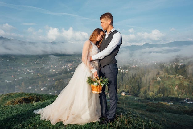 Jovem casal apaixonado ao ar livre. Deslumbrante sensual retrato ao ar livre do jovem casal moda elegante posando no pôr do sol de verão. estilo de casamento