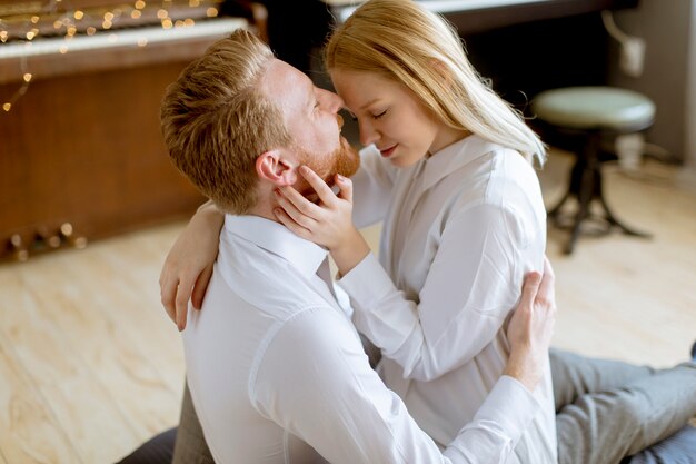 Jovem casal apaixonado beijando na sala