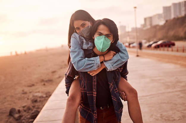 Foto jovem casal apaixonado caminha ao longo da praia durante um belo pôr do sol