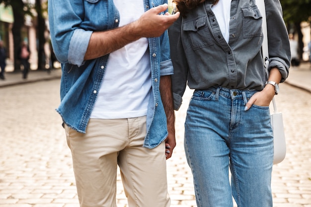 jovem casal apaixonado caminhando ao ar livre na rua da cidade