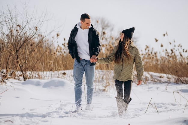 Jovem casal apaixonado caminhando no inverno