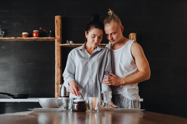 Jovem casal apaixonado cozinha juntos alimentos saudáveis na cozinha