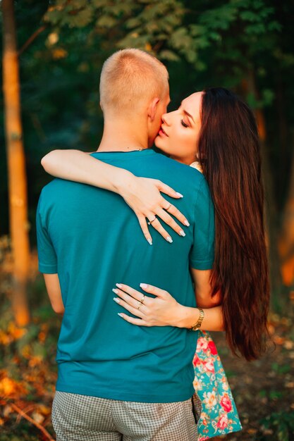 Jovem casal apaixonado curtindo a natureza