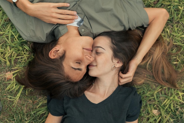 Jovem casal apaixonado deitado na grama