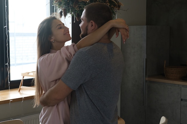 Foto jovem casal apaixonado em casa