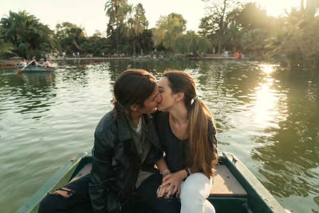 Jovem casal apaixonado em um passeio de barco em um lago
