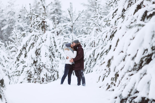 Jovem casal apaixonado inverno com neve ao ar livre