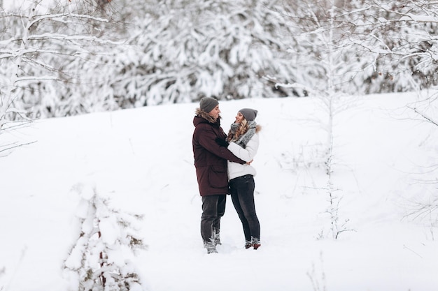 Jovem casal apaixonado inverno com neve ao ar livre