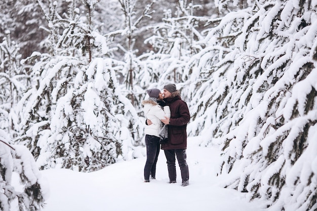 Jovem casal apaixonado inverno com neve ao ar livre