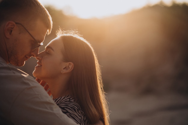 Foto jovem casal apaixonado juntos na pedreira