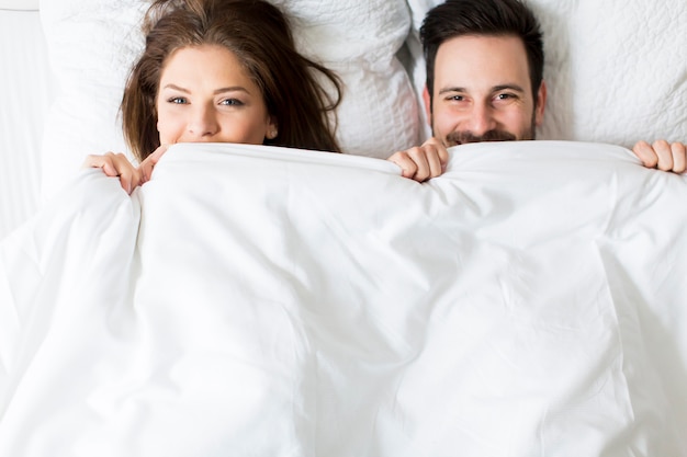 Foto jovem casal apaixonado na cama